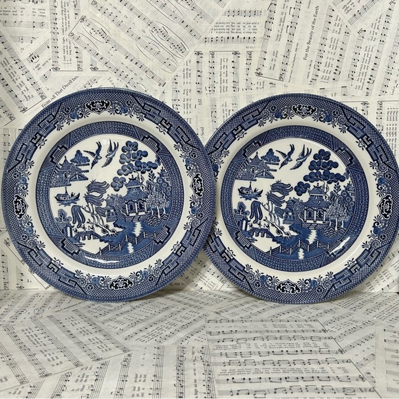 2 Pristine Blue Willow Dinner Plates Churchill Fine China Staffordshire England - Picture 1 of 8